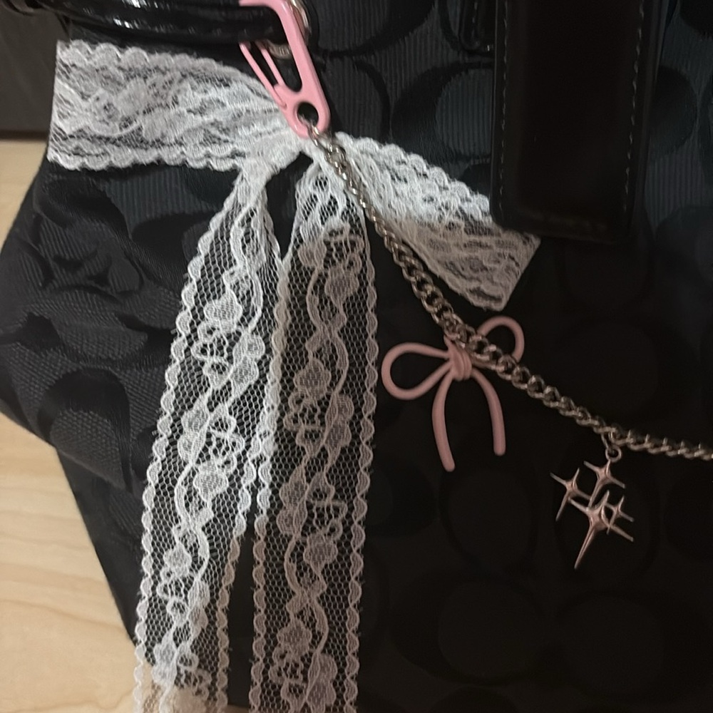 Elegant Black Coach Women's Bag - Picture 8 of 9